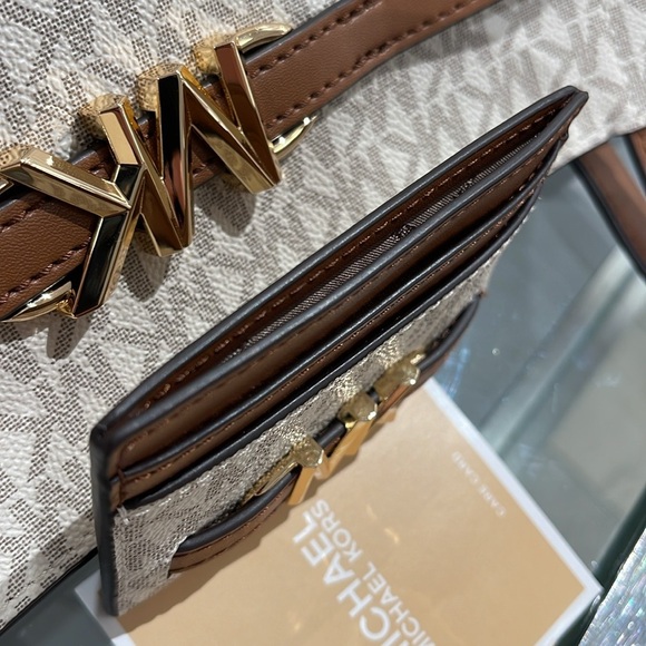 MICHAEL KORS
Reed Large Card Holder Case Wallet
COLOR:Vanilla MK Signature
NWT - Picture 16 of 16